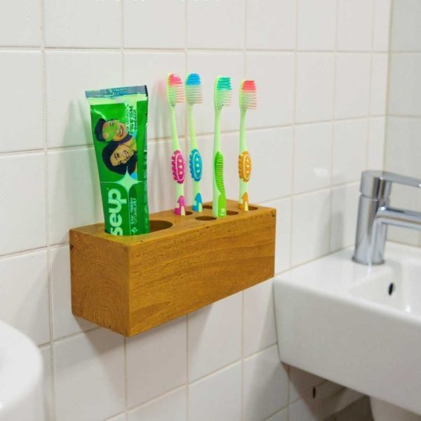 প্রিমিয়াম কোয়ালিটি মেহেগনি কাঠের টুথ ব্রাশ হোল্ডার, আঠালো সিস্টেম সহজে সেটিং করা যায়।