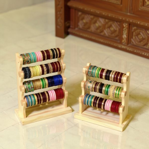 আপনার শখের চুড়ি গুলোকে সাজিয়ে রাখুন নান্দনিক মেহেগনি কাঠের চুরির আলনায়।